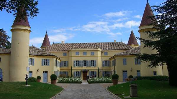 Visit Château de Pierreux
